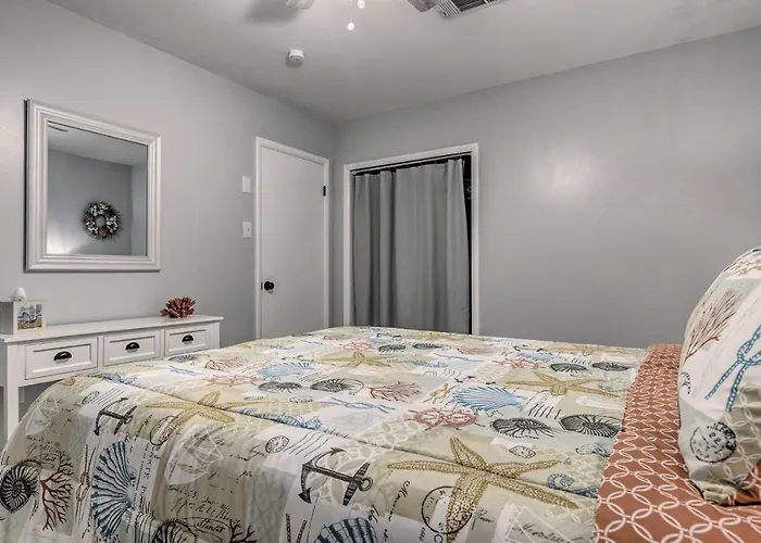 Charming Gulfport Escape Half-Mile To Beach!