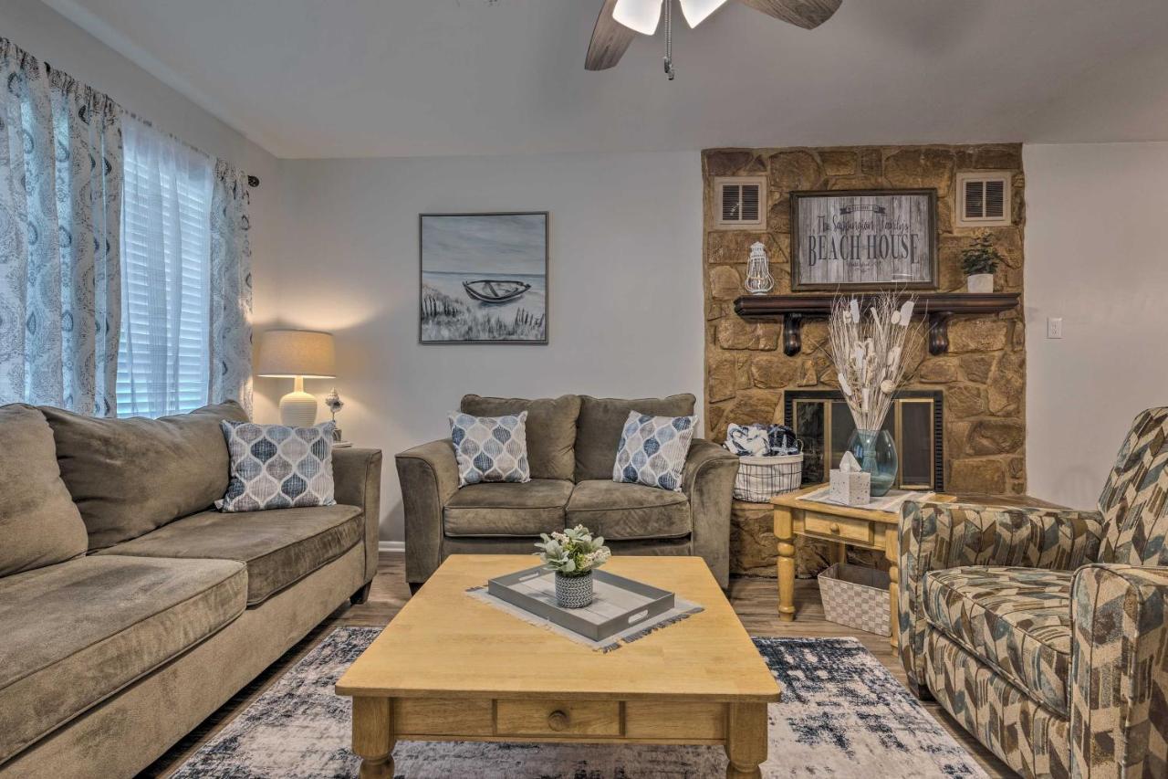 Charming Escape Half-mile To Beach! Holiday home Gulfport