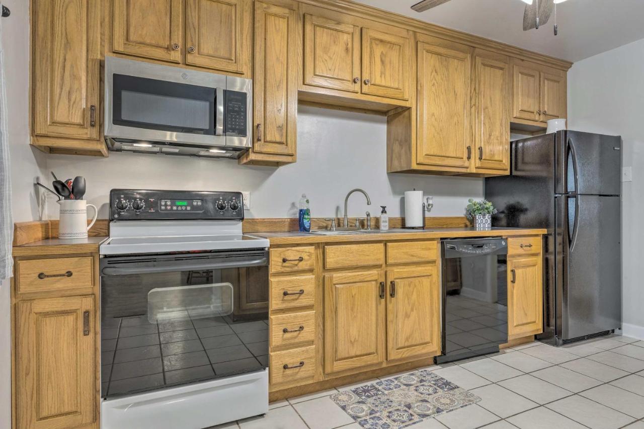 Charming Escape Half-mile To Beach! Holiday home Gulfport