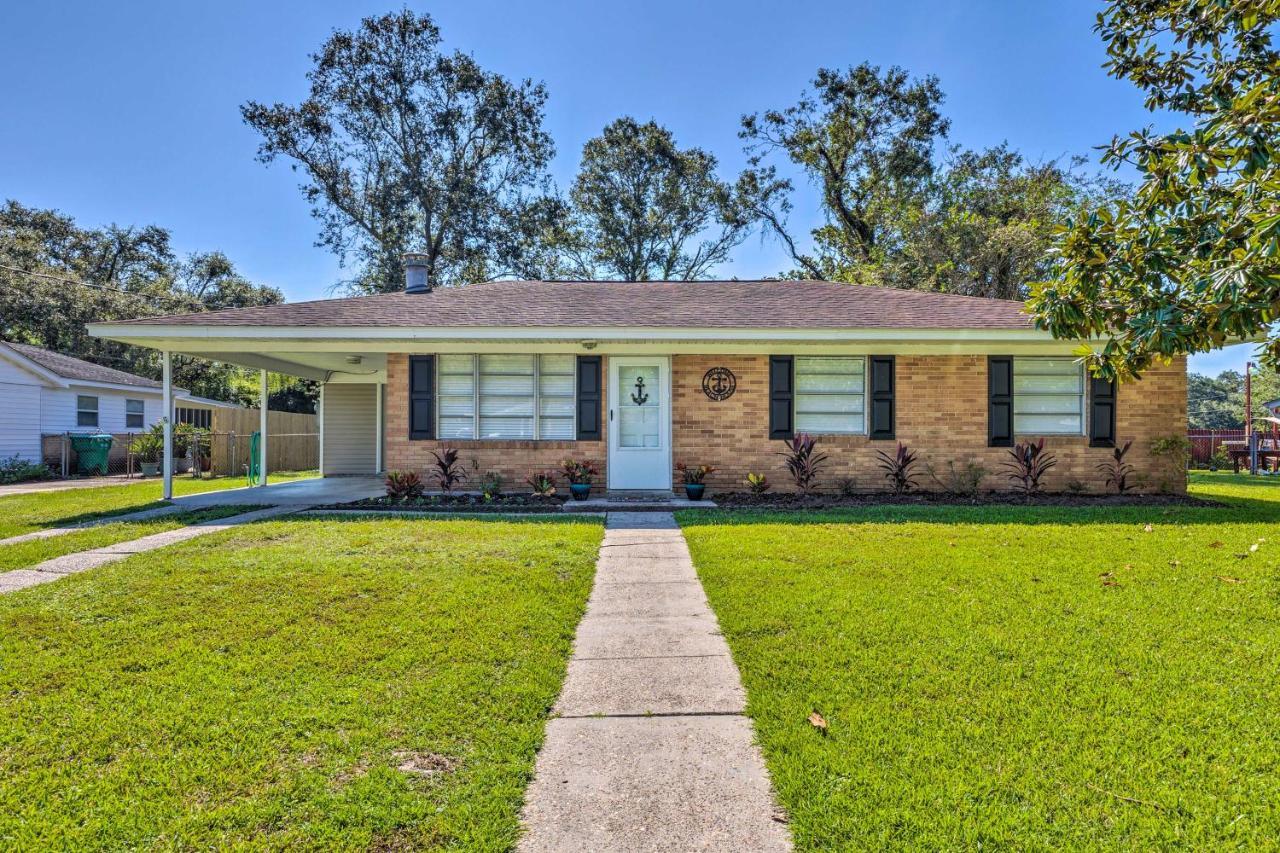 Charming Escape Half-mile To Beach! Holiday home Gulfport