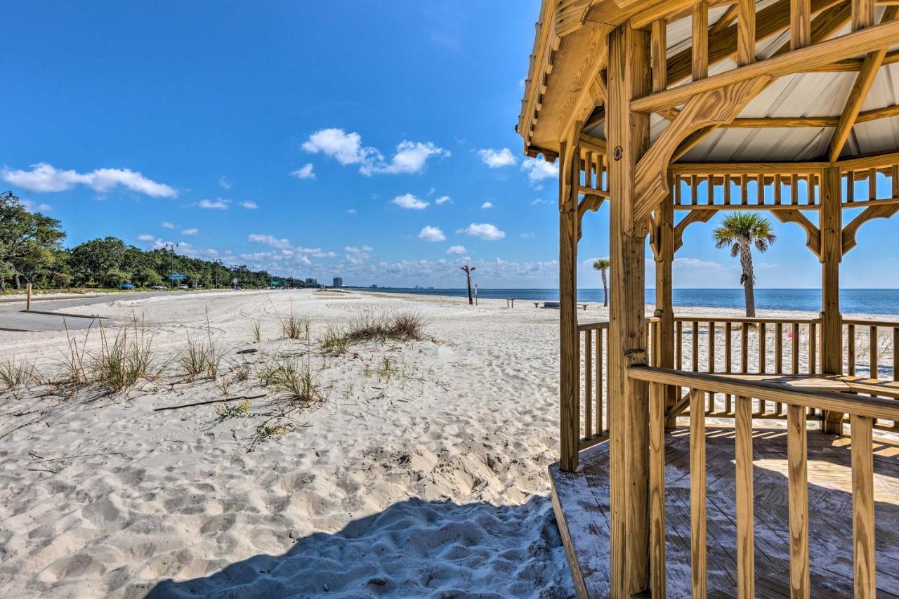 Charming Escape Half-mile To Beach! Holiday home *